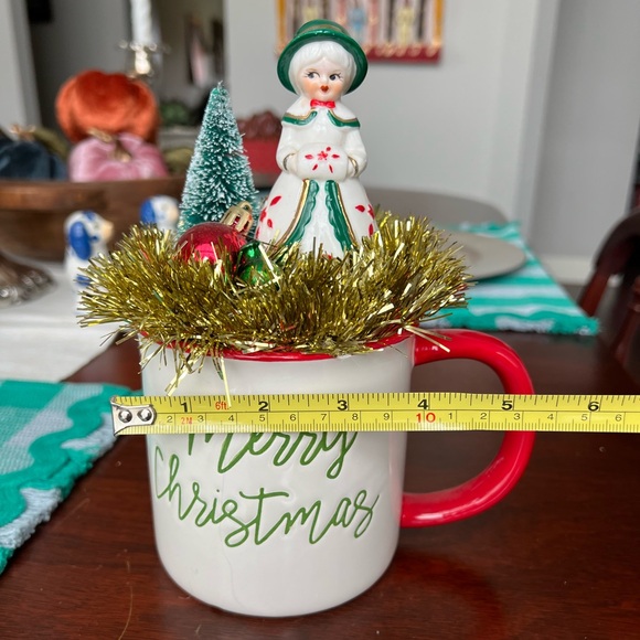 Christmas Lady Handmade Vintage Christmas Vignette/Diorama Decoration - Picture 10 of 10